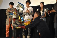 ウルトラマンオーブ オーブトリニティ（左）に誕生日祝いの花束を贈られる柳沢慎吾（右）。