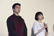 左から真剣佑、広瀬すず。