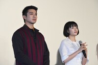 左から真剣佑、広瀬すず。
