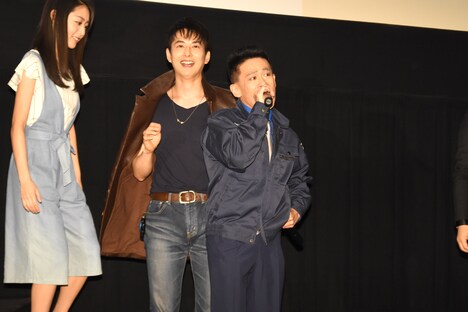 「いい夢見ろよ！ あばよ！」と観客に語りかける柳沢慎吾。