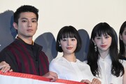 左から真剣佑、広瀬すず、中条あやみ。