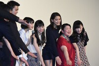 「明るく、素直に、美しく！」の掛け声を行う登壇者たち。