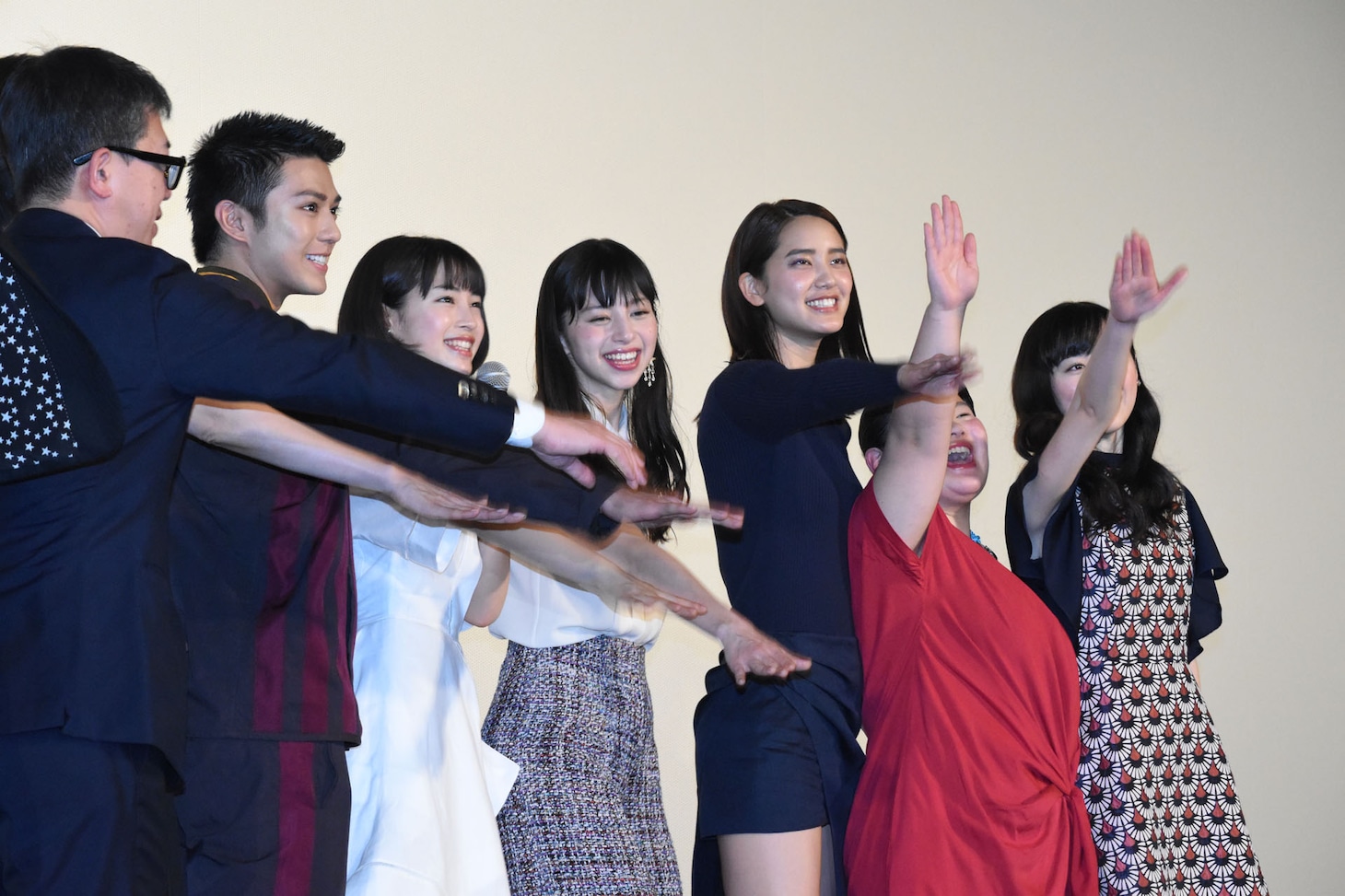 「明るく、素直に、美しく！」の掛け声を行う登壇者たち。