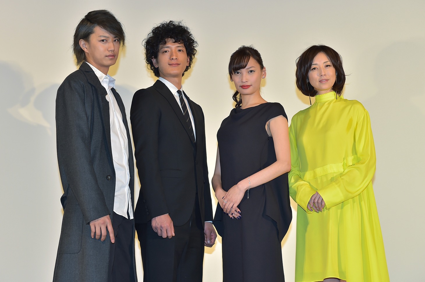 「コスメティックウォーズ」初日舞台挨拶の様子。左から井上正大、渡部豪太、大政絢、高岡早紀。