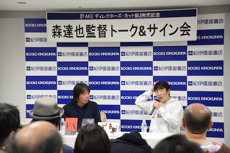 左から森達也、松江哲明。