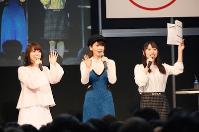 左から花澤香菜、井上麻里奈、巽悠衣子。