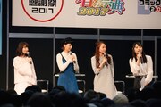 左から花澤香菜、井上麻里奈、小原好美、巽悠衣子。