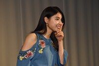 「シー」と女子高生たちに注意する土屋太鳳。