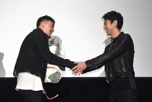 妻夫木聡（右）と握手をするチャン・チェン（左）。