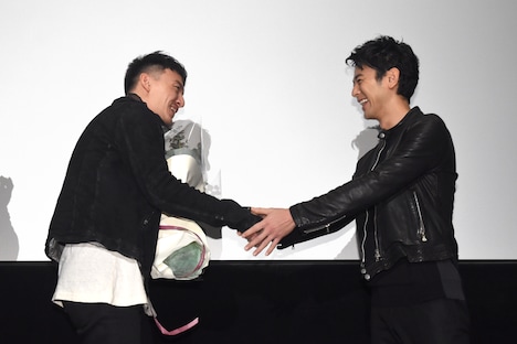 妻夫木聡（右）と握手をするチャン・チェン（左）。