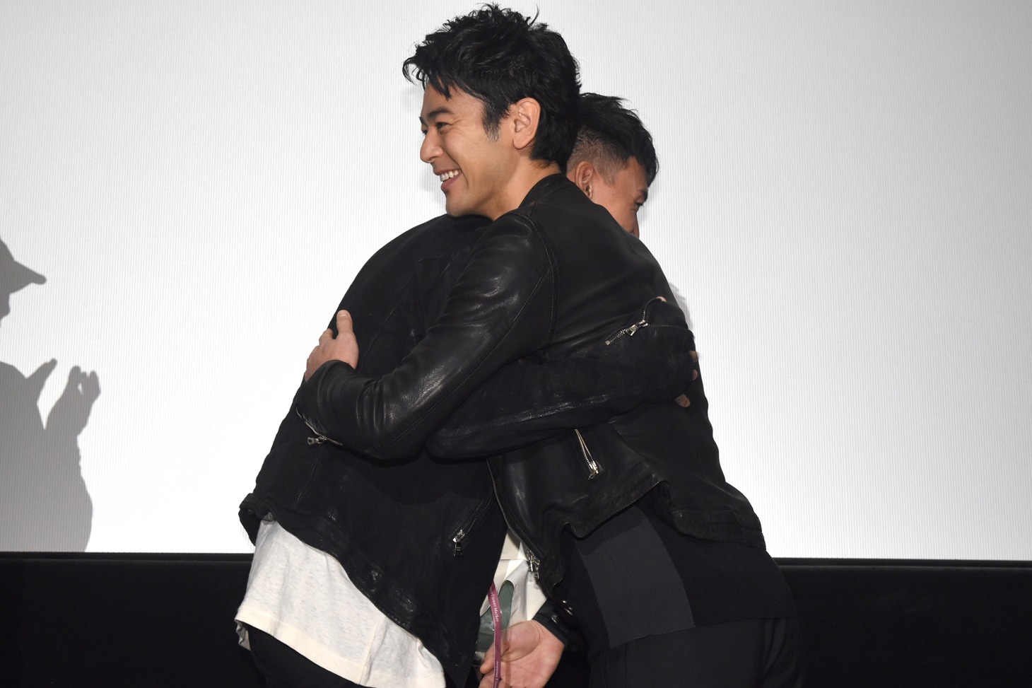 妻夫木聡（右）とハグをするチャン・チェン（左）。