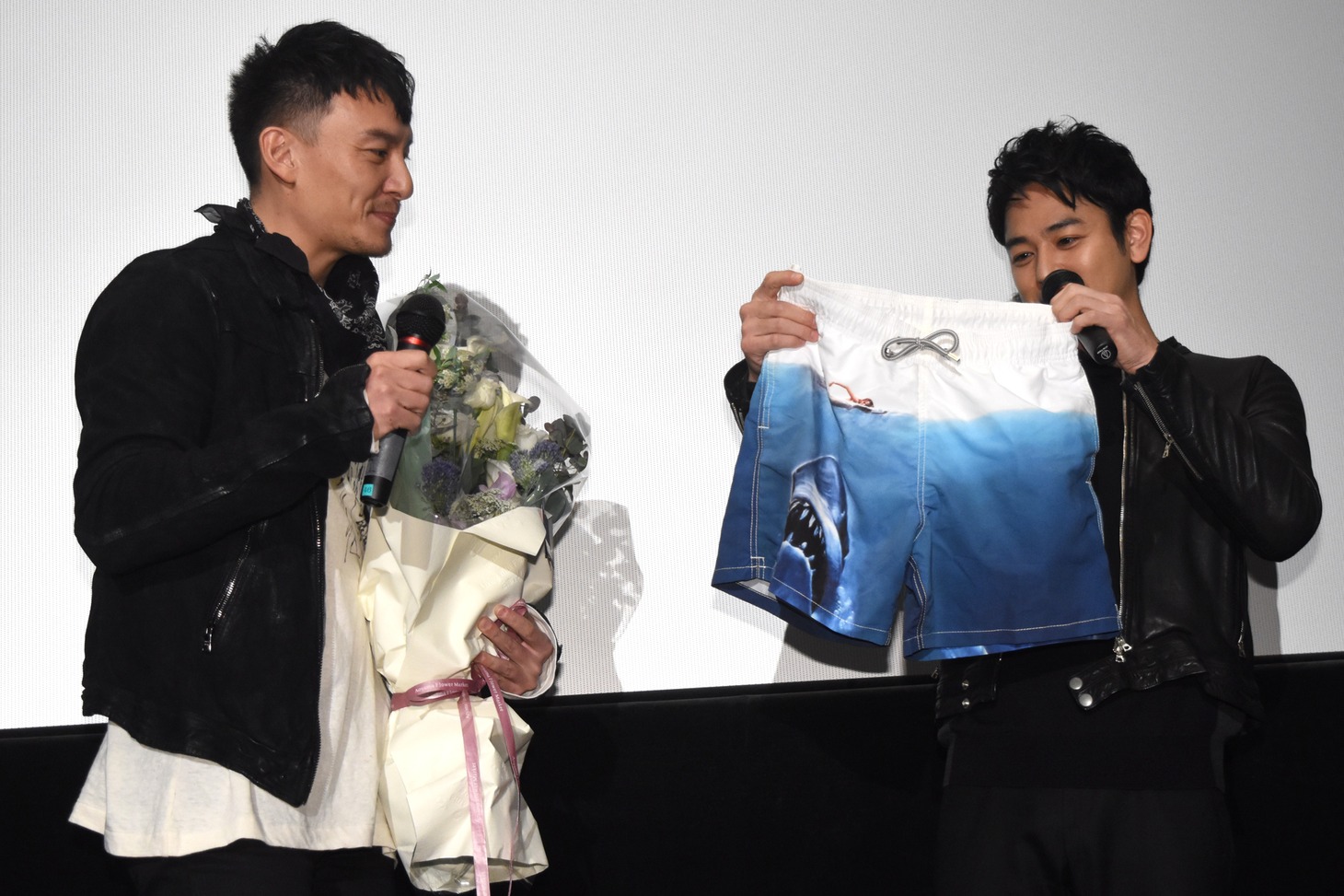 左からチャン・チェン、妻夫木聡。
