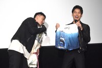 左からチャン・チェン、妻夫木聡。