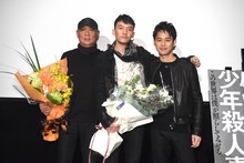 「クーリンチェ少年殺人事件」舞台挨拶の様子。左からプロデューサーのユー・ウェイエン、主演のチャン・チェン、ゲストの妻夫木聡。