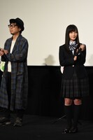 左から市井昌秀、橋本環奈。