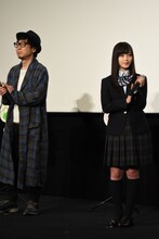 左から市井昌秀、橋本環奈。