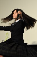 ターンをする橋本環奈。