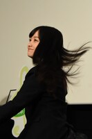 ターンをする橋本環奈。