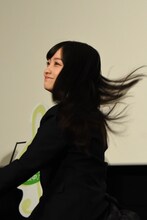 ターンをする橋本環奈。