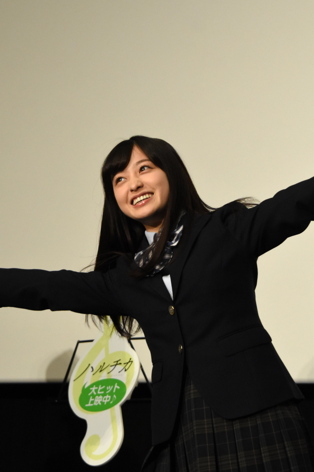 ターンを決めてポーズする橋本環奈。