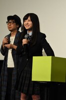 左から市井昌秀、橋本環奈。