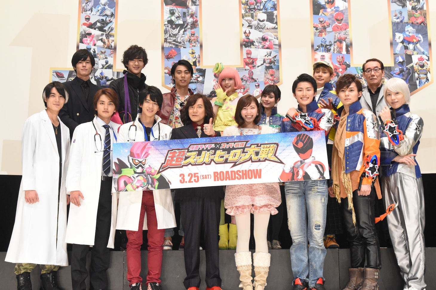 「仮面ライダー×スーパー戦隊 超スーパーヒーロー大戦」完成披露舞台挨拶の様子。