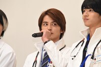 瀬戸利樹（中央）