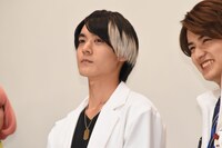 松本享恭（中央）