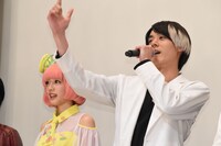「バーン！」と挨拶する松本享恭（右）。