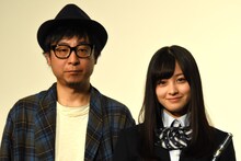 左から市井昌秀、橋本環奈。