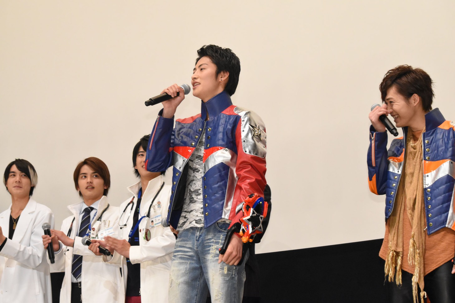 「よっしゃラッキー！」と挨拶した岐洲匠。
