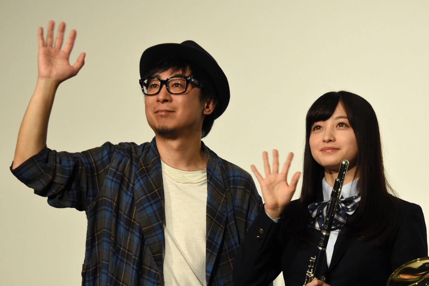 左から市井昌秀、橋本環奈。