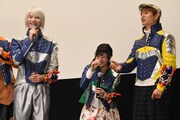 「仮面ライダー×スーパー戦隊 超スーパーヒーロー大戦」完成披露舞台挨拶の様子。