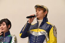 「とんがっているスパーダです」とスーツの特徴を挙げて自己紹介した榊原徹士。