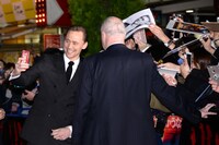 ファンと自撮りするトム・ヒドルストン。