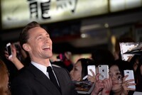 新宿東宝ビルのゴジラを見上げて喜ぶトム・ヒドルストン。