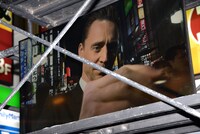 カメラに向かってサインするトム・ヒドルストン。