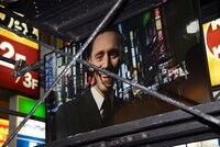 カメラに向かってサインするトム・ヒドルストン。