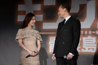 左から佐々木希、トム・ヒドルストン。