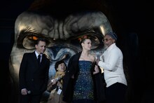 凍えるブリー・ラーソン（左）に上着を掛けるサミュエル・L・ジャクソ（右）。