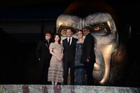 左からGACKT、佐々木希、トム・ヒドルストン、ブリー・ラーソン、サミュエル・L・ジャクソン。