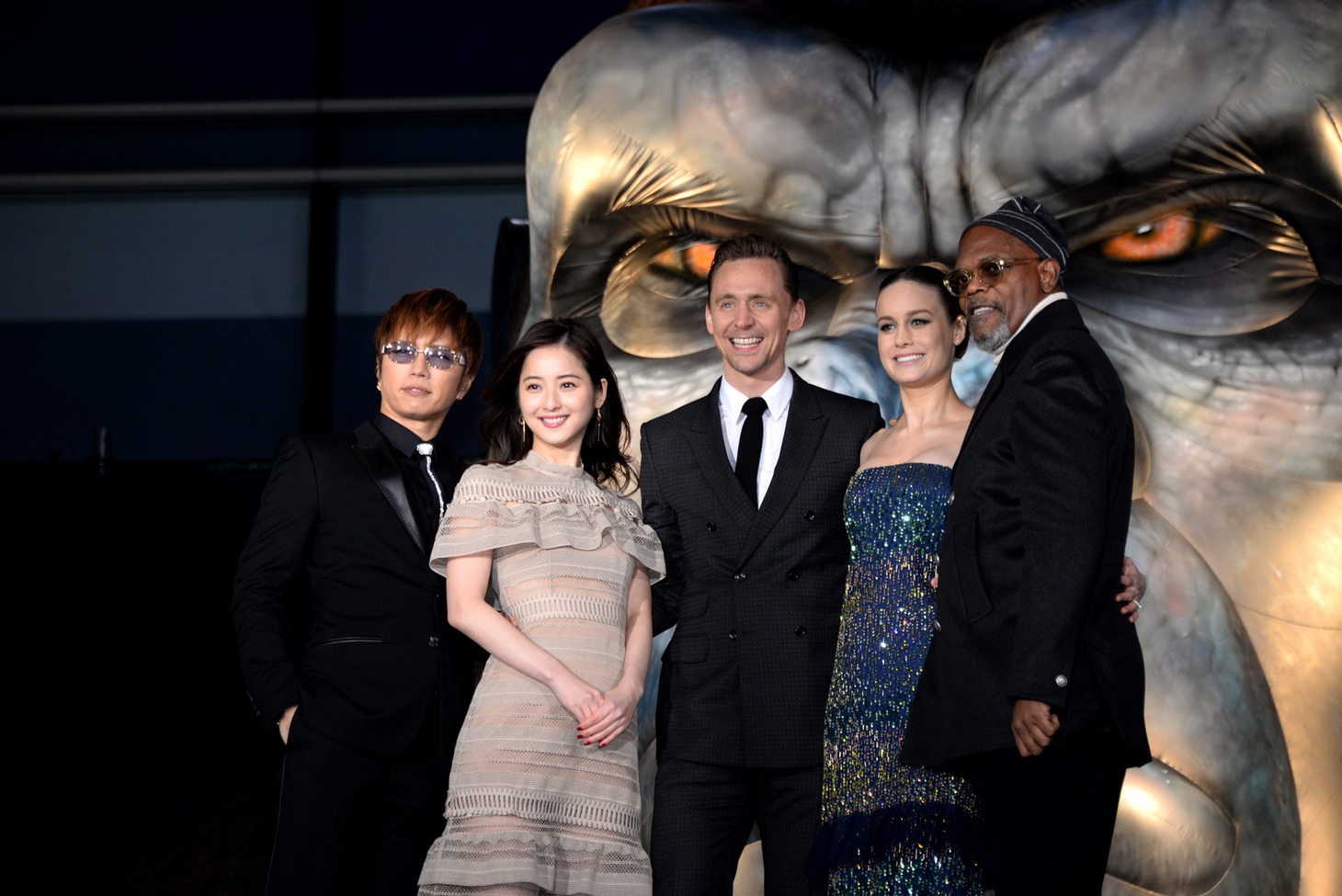 「キングコング：髑髏島の巨神」ジャパンプレミアにて、左からGACKT、佐々木希、トム・ヒドルストン、ブリー・ラーソン、サミュエル・L・ジャクソン。