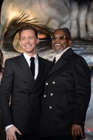 左からトム・ヒドルストン、サミュエル・L・ジャクソン。