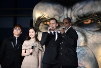 左からGACKT、佐々木希、トム・ヒドルストン、サミュエル・L・ジャクソン。