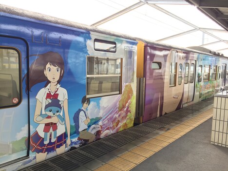 「ひるね姫 ～知らないワタシの物語～」のラッピング電車。