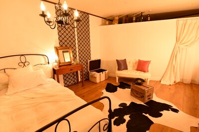 「ティファニーで朝食を」のホリーの部屋を再現した空間。