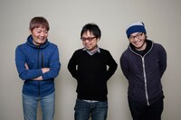 左からャラクターデザインを担当した吉田健一、総監督の京田知己、脚本を手がけた佐藤大。