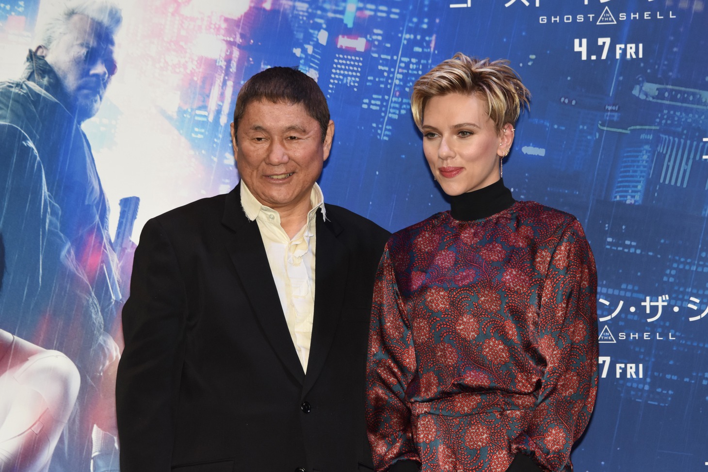 左からビートたけし、スカーレット・ヨハンソン。