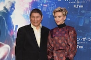 左からビートたけし、スカーレット・ヨハンソン。