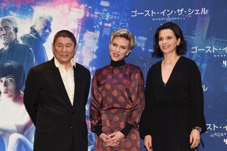 左からビートたけし、スカーレット・ヨハンソン、ジュリエット・ビノシュ。